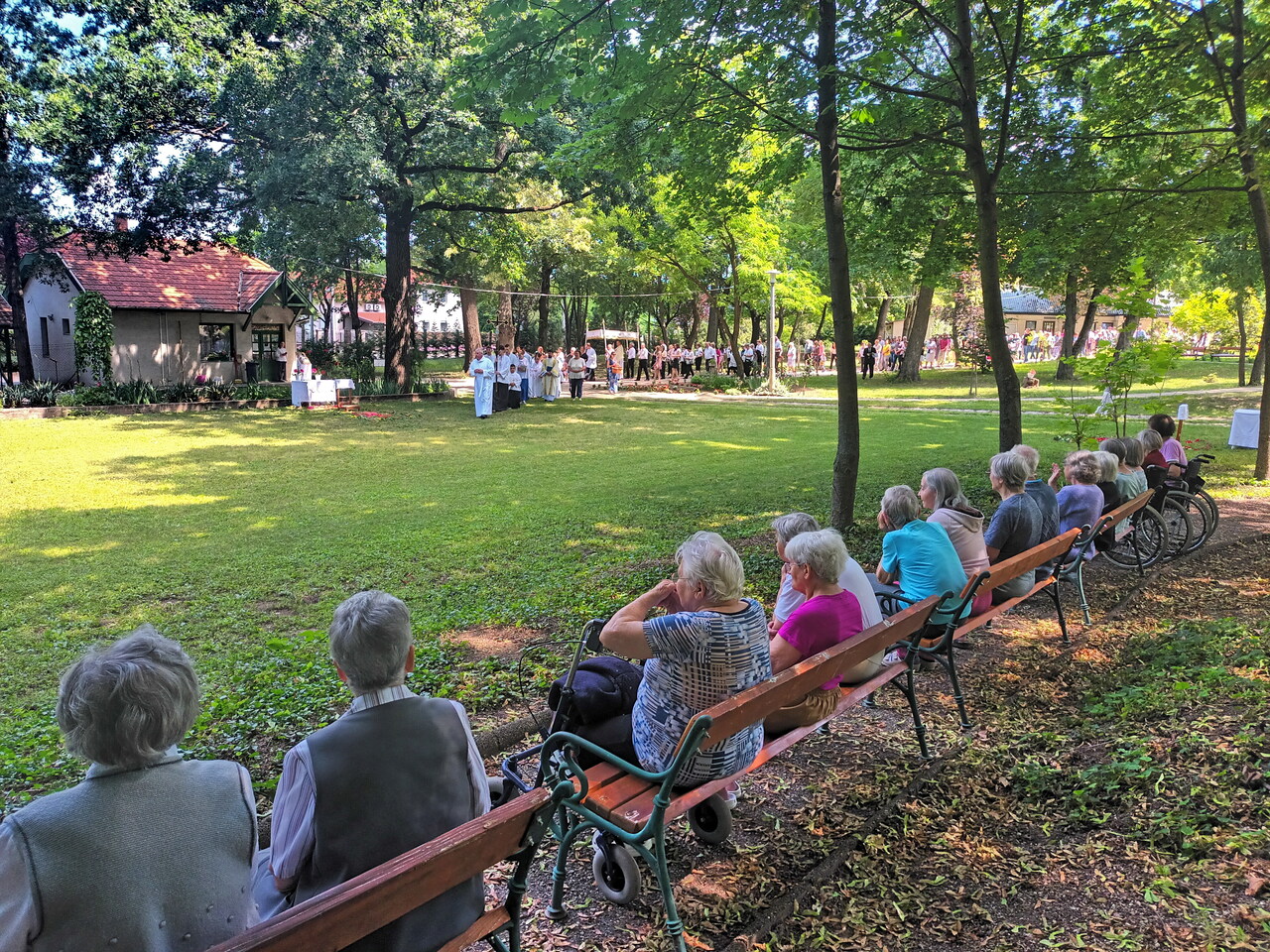 Úrnapi körmenet intézményünk parkjában – JSZTIO