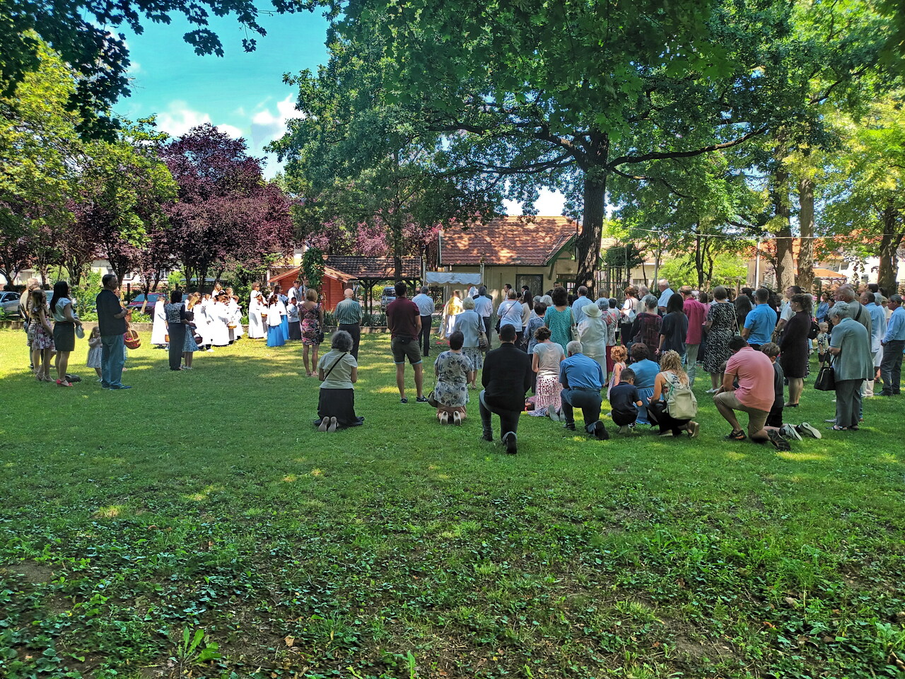 Úrnapi körmenet intézményünk parkjában – JSZTIO