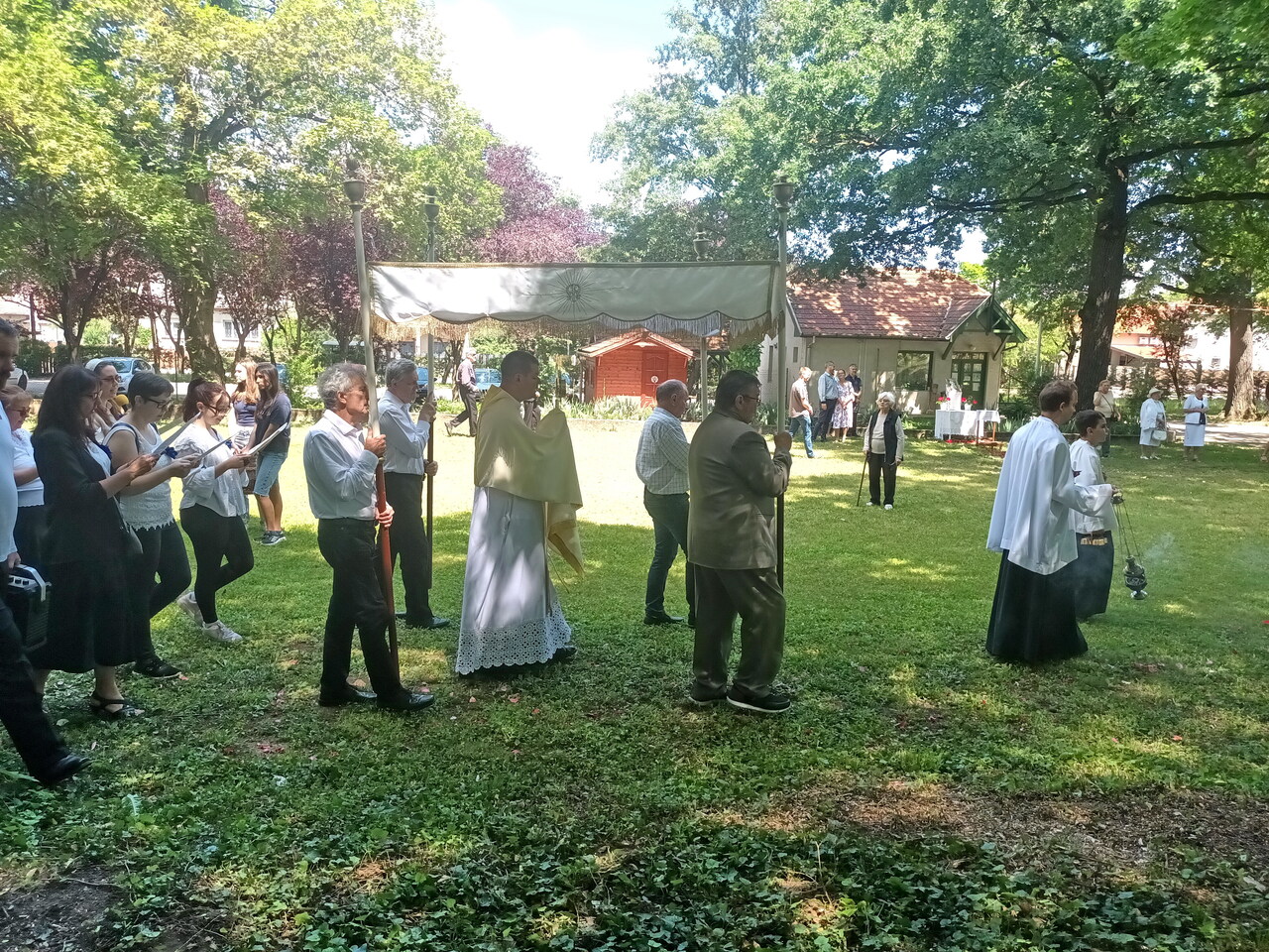 Úrnapi körmenet intézményünk parkjában – JSZTIO