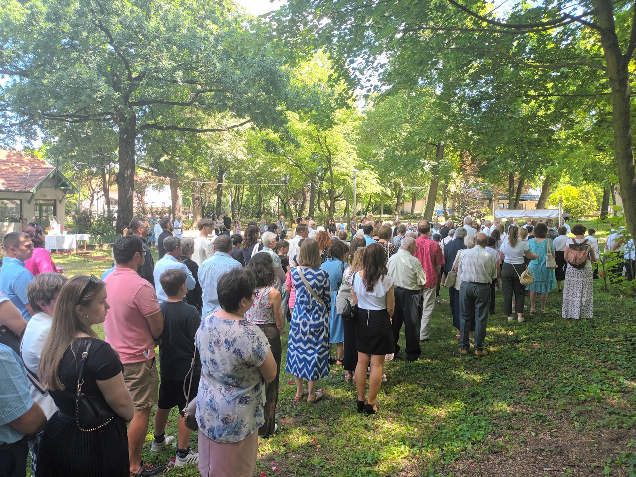 Úrnapi körmenet intézményünk parkjában – JSZTIO