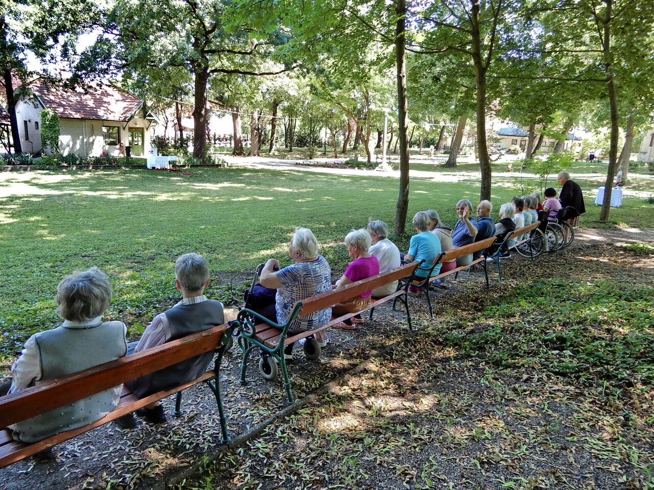 Úrnapi körmenet intézményünk parkjában – JSZTIO