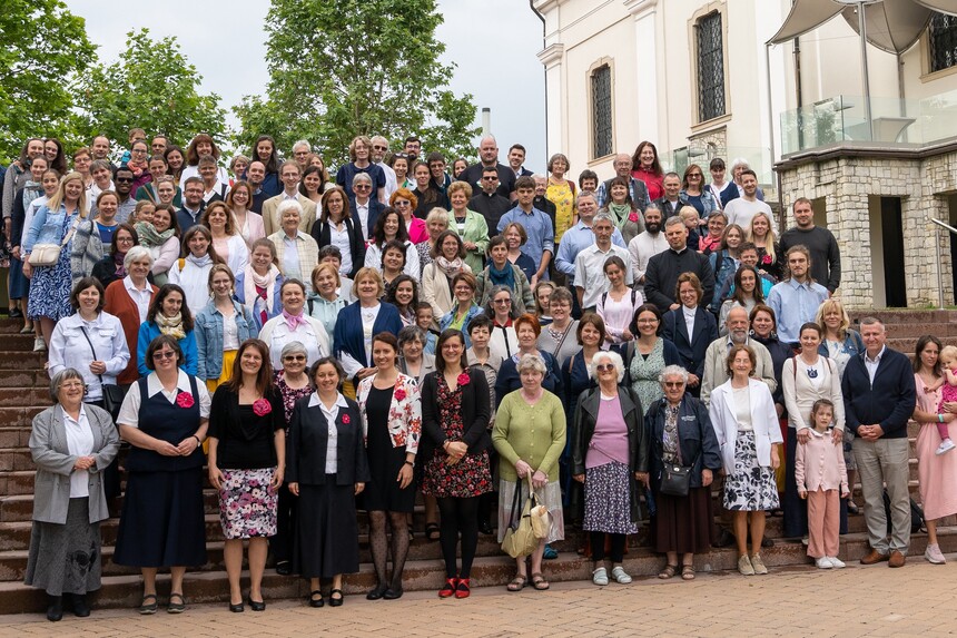 Kint esik az eső, idebent árad a kegyelem!