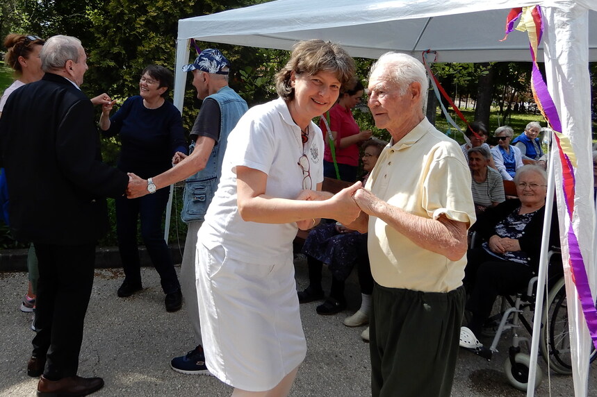 Zenés mulatság a lombos fák alatt – JSZTIO