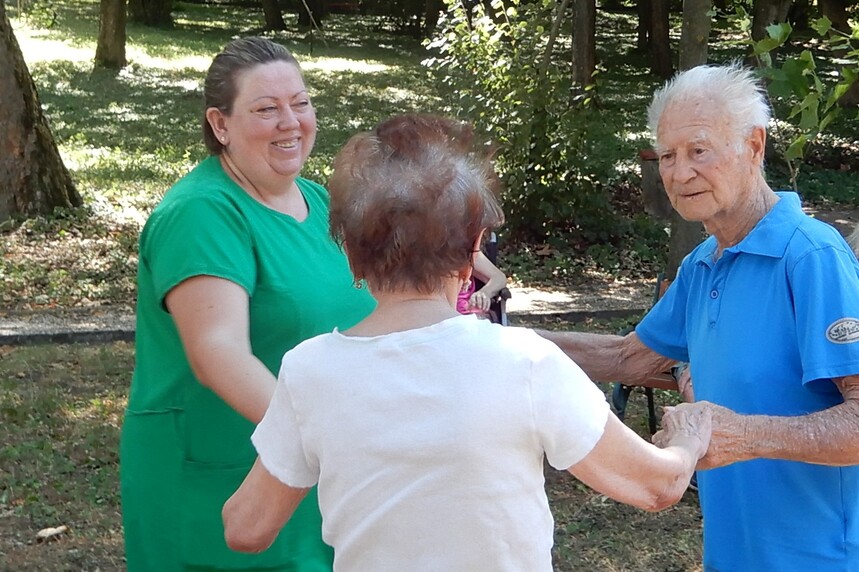 Vidám juniális az árnyas parkban – JSZTIO
