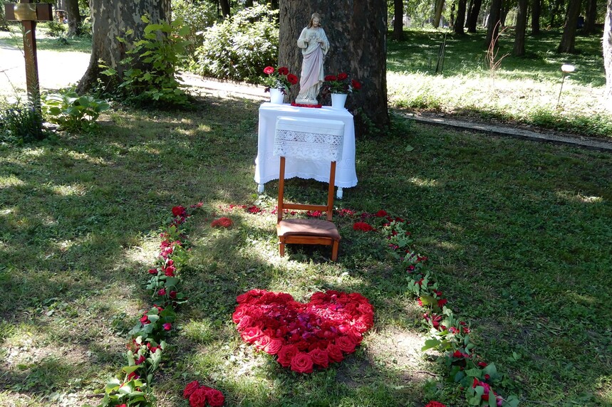 Úrnapi körmenet intézményünk parkjában – JSZTIO